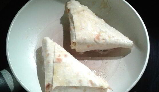 жареный лаваш с сыром и зеленью