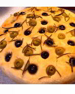 Фокачча с оливками и розмарином