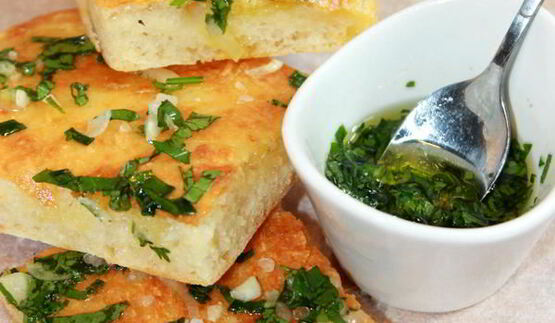 фокачча с сыром и песто из зеленого лука