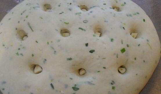 фокачча с зеленью и чесноком