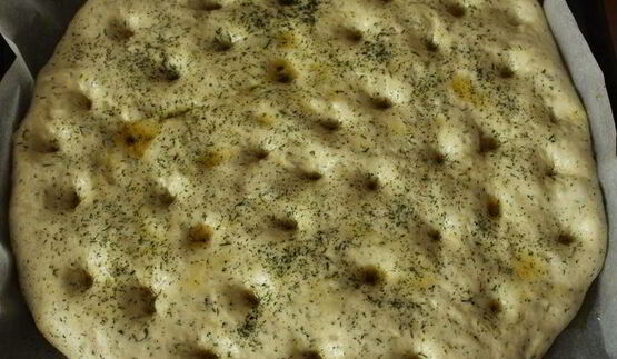 картофельная фокачча с печеным чесноком и укропом