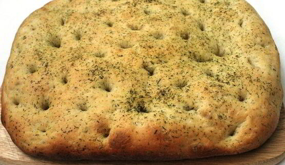 картофельная фокачча с печеным чесноком и укропом