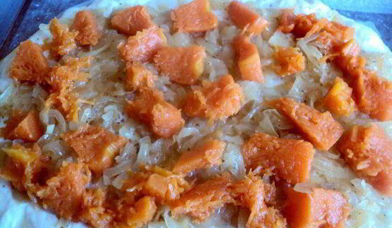 лепешка с тыквой, оливками и луком