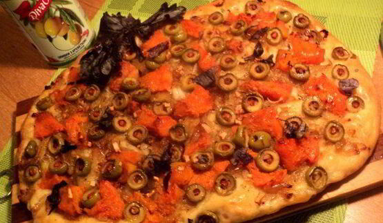 лепешка с тыквой, оливками и луком