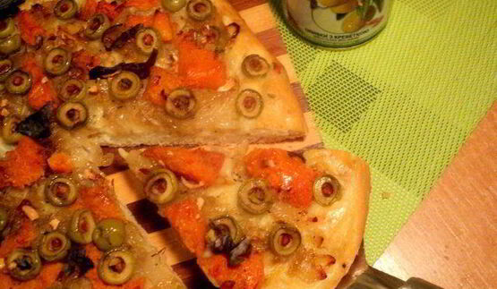 лепешка с тыквой, оливками и луком