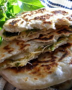 Лепешки на минеральной воде с зеленью и сыром