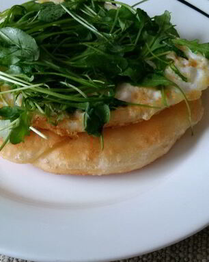 Лепешки с яичницей и рукколой