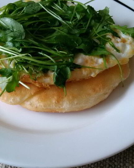 Рецепт лепешек с яичницей и рукколой