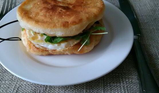 лепешки с яичницей и рукколой