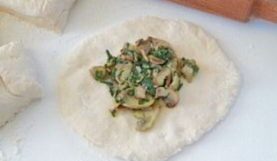 лепешки со шпинатом и грибами