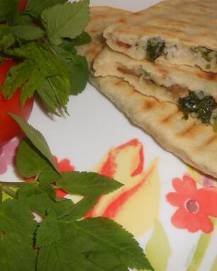 Лепешки со снытью, рисом и изюмом