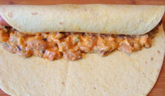 мексиканские лепешки с фасолью, сыром и острым соусом