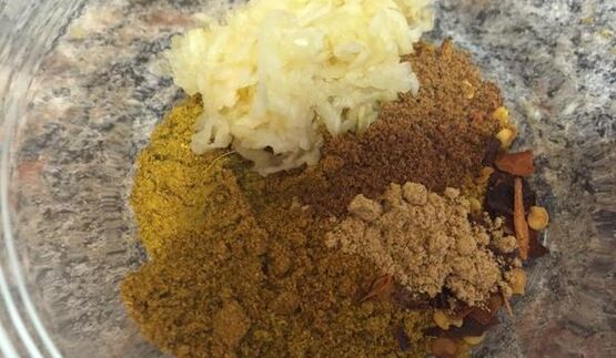 ореховое карри с куриной грудкой и лепешкой наан