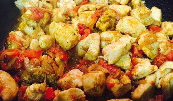 ореховое карри с куриной грудкой и лепешкой наан