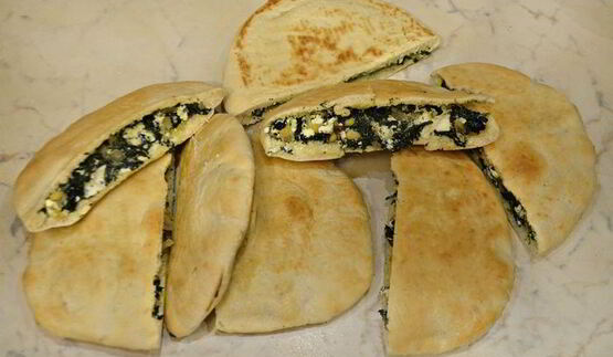 пита с сыром и шпинатом