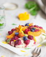 Сладкая фокачча с лавандой, малиной и абрикосами