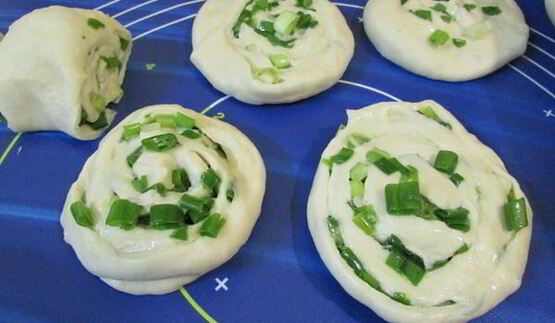 слоеные лепешки с зеленым луком