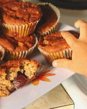 Безглютеновые карамельные маффины со сливами