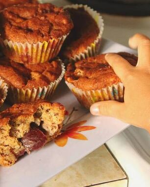 Безглютеновые карамельные маффины со сливами