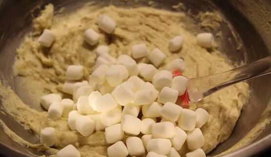 безглютеновые карамельные маффины со сливами