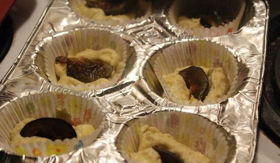 безглютеновые карамельные маффины со сливами