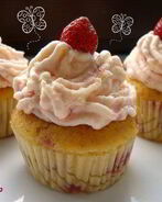 Клубничные маффины с клубничным кремом