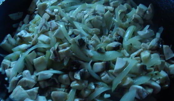 куриные маффины с грибами и винным соусом