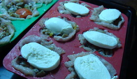 куриные маффины с грибами и винным соусом