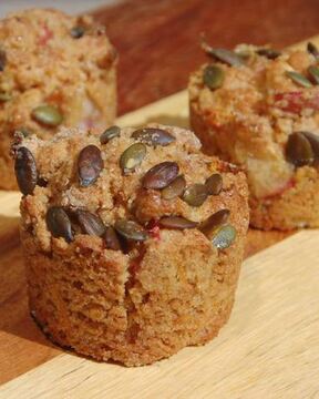 Маффины из полбяной муки с яблоком, морковью и тыквенными семечками