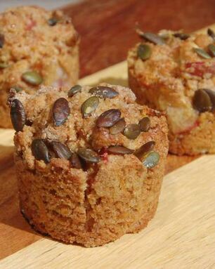 Маффины из полбяной муки с яблоком, морковью и тыквенными семечками