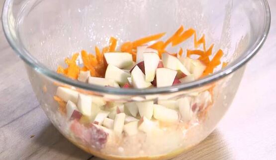 маффины из полбяной муки с яблоком, морковью и тыквенными семечками