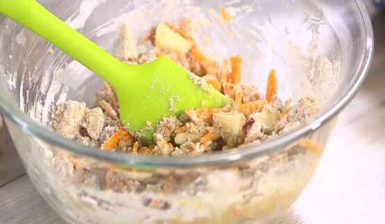 маффины из полбяной муки с яблоком, морковью и тыквенными семечками