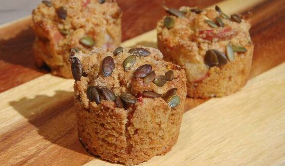маффины из полбяной муки с яблоком, морковью и тыквенными семечками