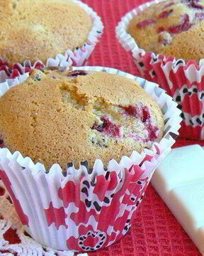 Маффины с брусникой и белым шоколадом