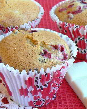Маффины с брусникой и белым шоколадом