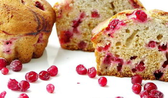 маффины с малиновым сиропом и красной смородиной