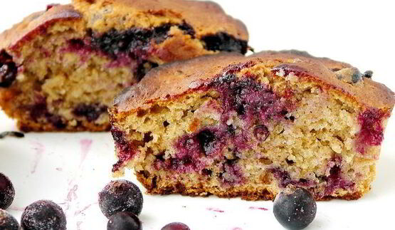 маффины с малиновым сиропом и красной смородиной