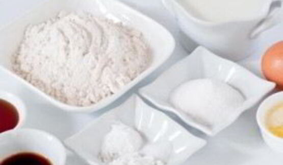 маффины с посыпкой и ванильной глазурью