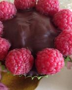 Маффины с шоколадной крошкой, украшенные малиной