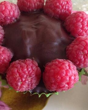 Маффины с шоколадной крошкой, украшенные малиной