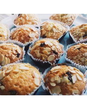 Маффины с шоколадом и миндальными лепестками