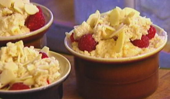 маффины со свежей малиной и миндальной корочкой