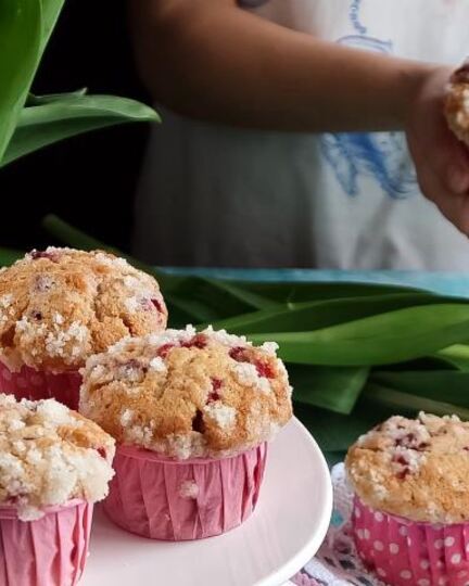 Рецепт нежных маффинов с ягодами и сахарной корочкой