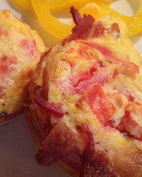 Омлетно-беконовый маффин на завтрак