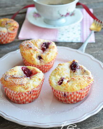 Рецепт творожных маффинов с кокосом и малиной