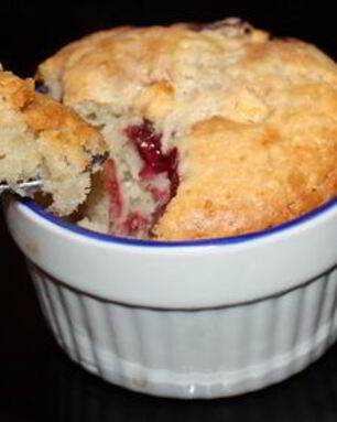 Вишнево-миндальные маффины с белым шоколадом