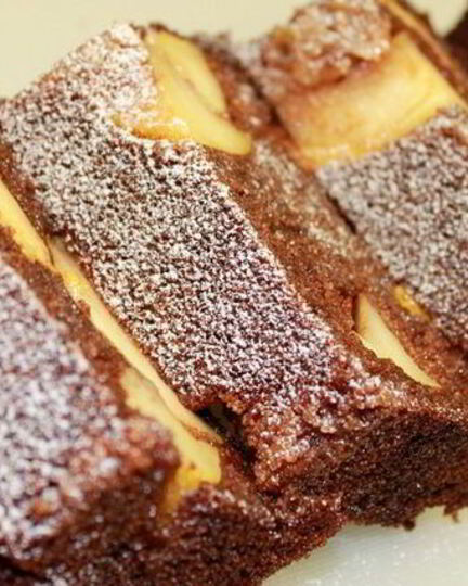 Рецепт шоколадного манника с карамельными яблоками