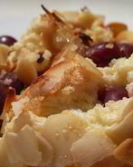 Творожный манник с вишней и миндалем