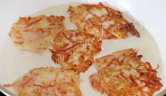 кабачковые оладьи с колбасой