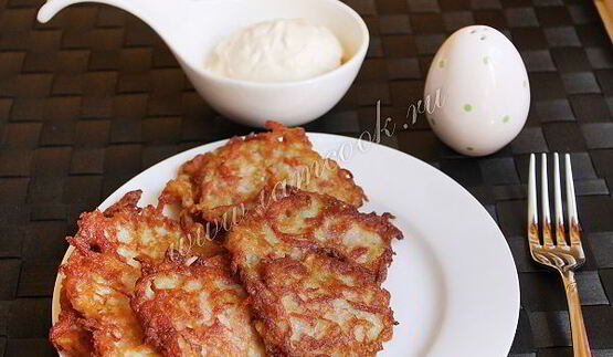 кабачковые оладьи с колбасой